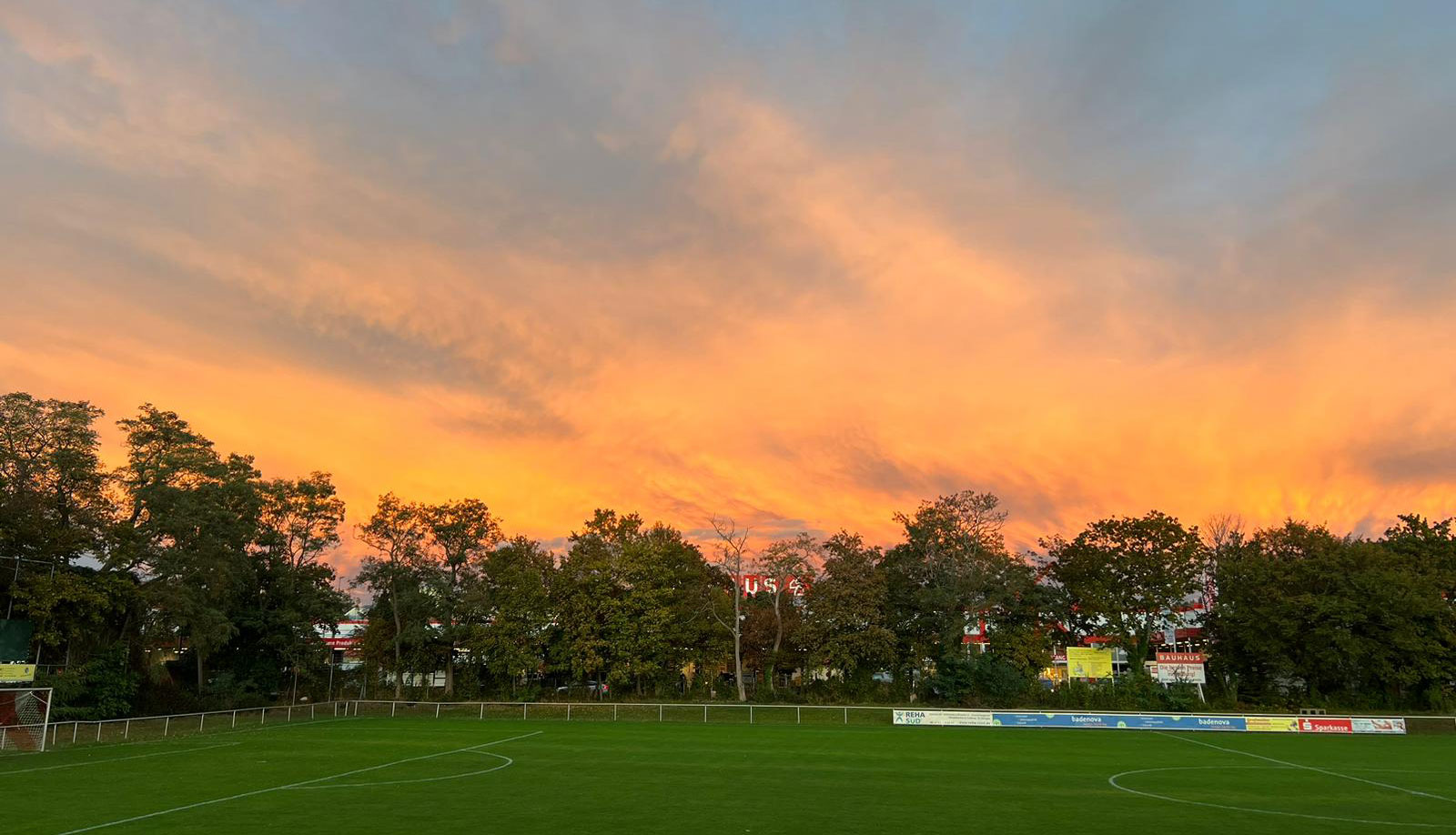 Bild zeigt Saxophon und Drums vorm Soundcheck