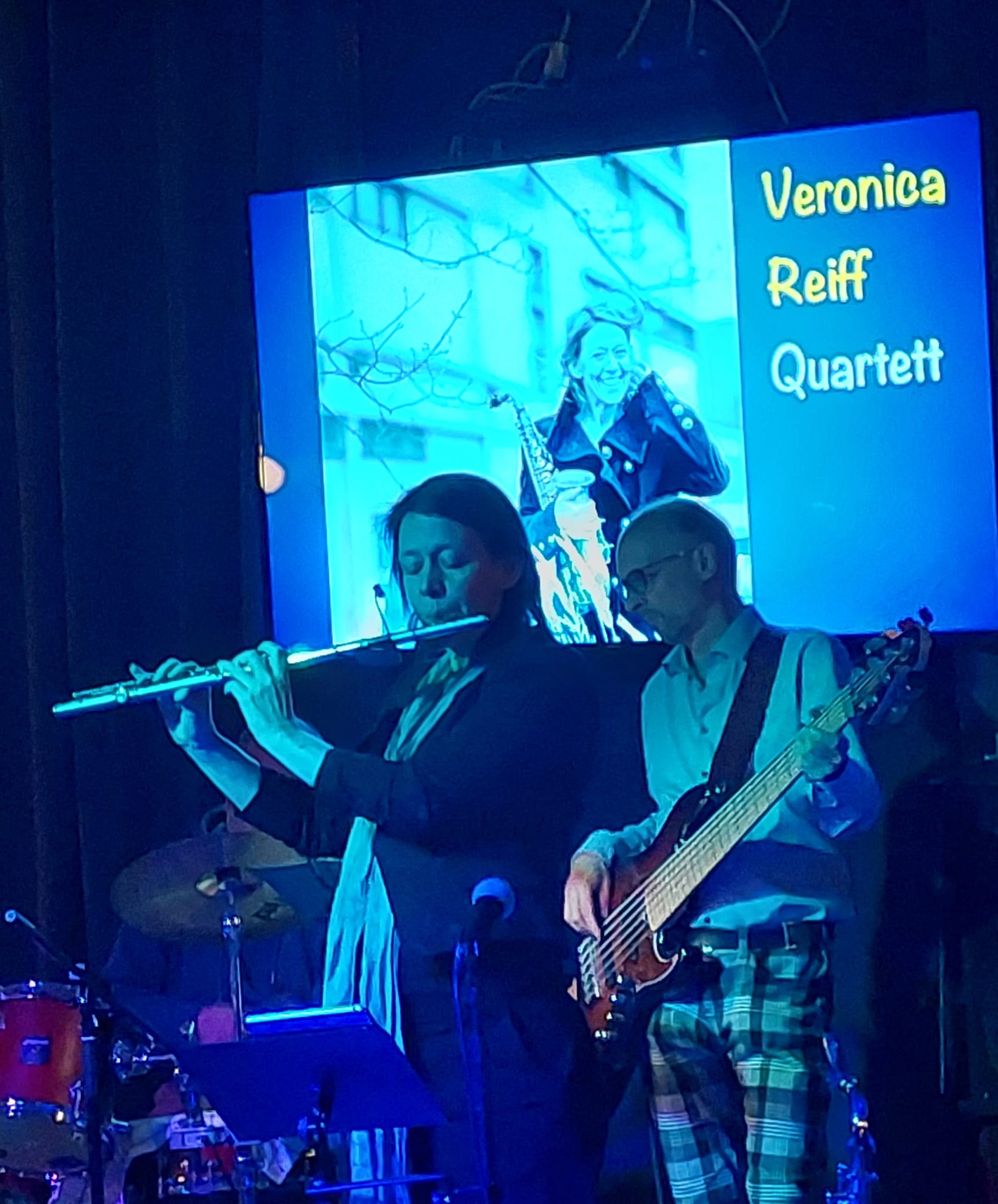 Bild zeigt Saxophon und Drums vorm Soundcheck