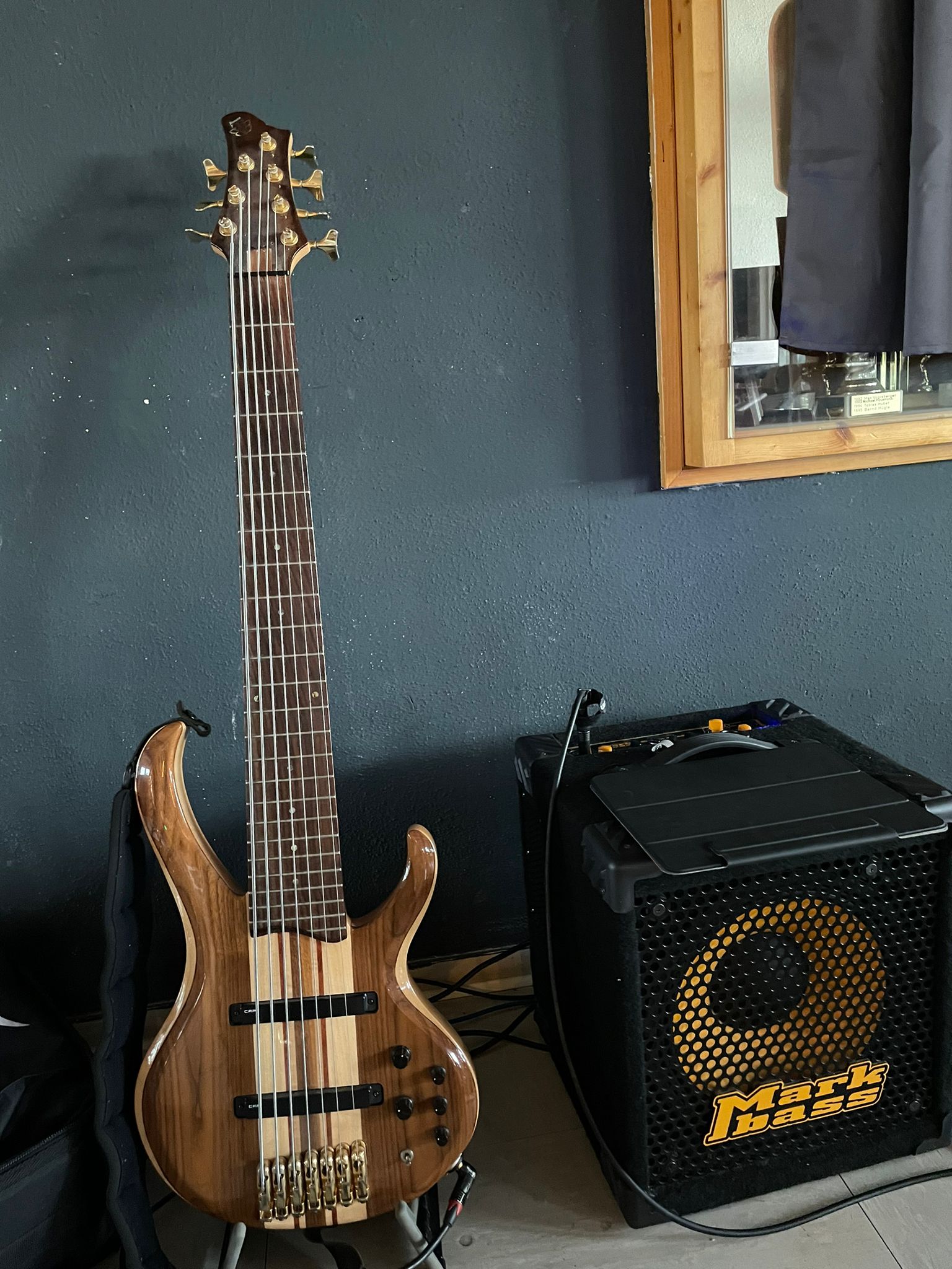 Bild zeigt 7-saitigen Bass vorm Soundcheck